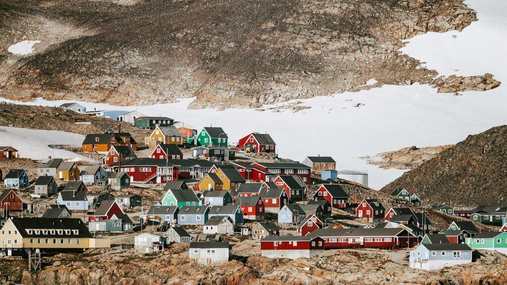 Несмотря на огромную территорию, Гренландия почти не заселена: на острове живет около 57 тысяч человек.